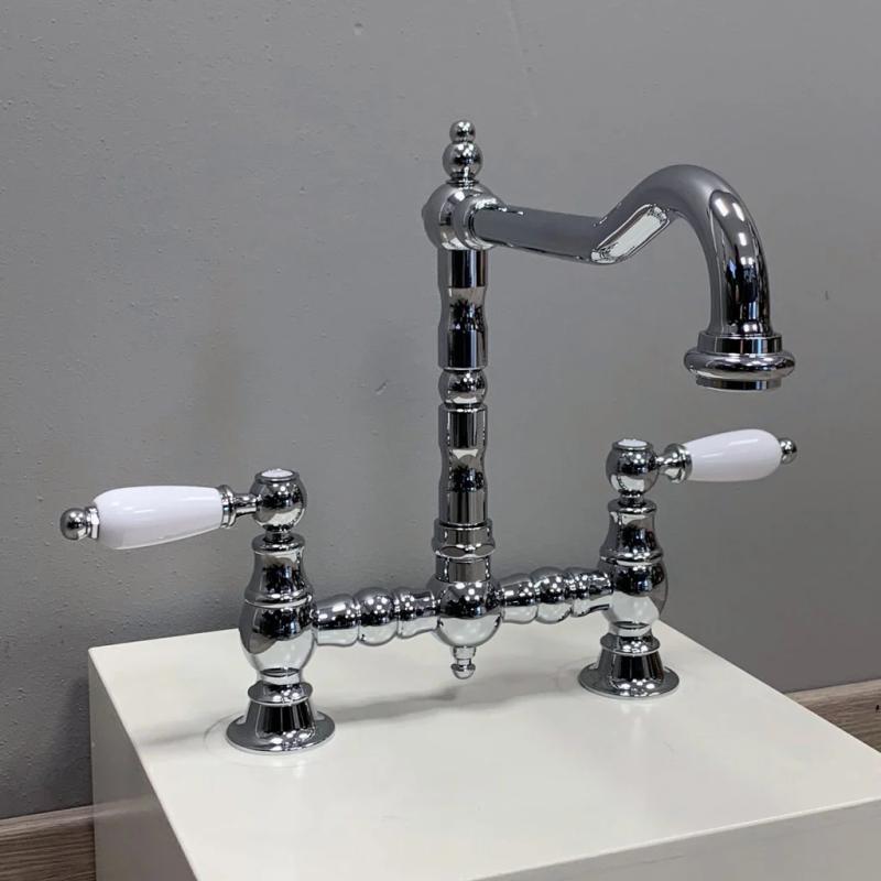 Grifo de cocina PB Nostalgic Bridge Caño en ángulo cromado con palancas blancas PBN.CHR.H.WH