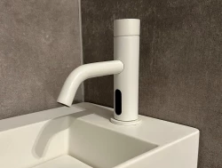 Grifo de lavabo electrónico Waterevolution Flow infrarrojos alimentado por baterías blanco mate T110EBBR