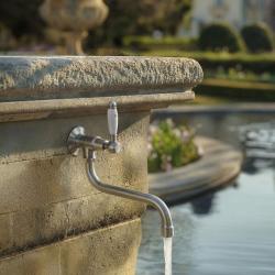 Grifo de lavabo PB Classic mural con palanca blanca agua fría y caño largo acero inoxidable 1208853572