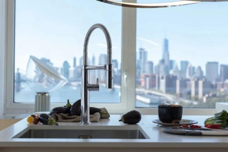 Grifo de cocina Franke Pescara Semi Pro L caño flexible y spray cromo 115.0393.975