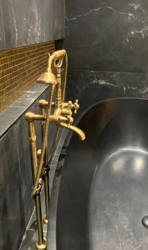 Grifo PB Nostalgic de pie para bañera independiente con pomos fuertes en color bronce 6000