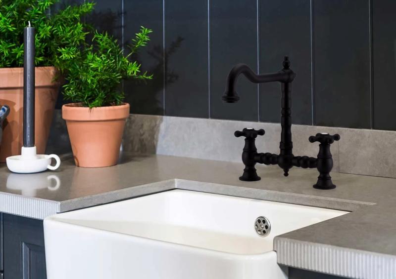 Grifo de cocina PB Nostalgic Bridge Negro mate caño en ángulo con pomos fuertes PBN.ZW.H.ST