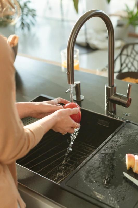 Grifo de cocina Franke Eos Neo con caño extraíble efecto spray pvd gris plomo 115.0628.256