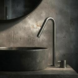 Grifo de lavabo Waterrevolution Flow de 2 orificios, acabado PVD Gun Metal, con caño alto en V de 120 mm T1122VGME