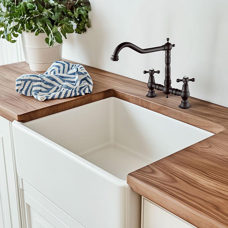 Grifo AquaTrimo Windsor2-hole clásico Nostalgic Bridge con caño acodado negro 21WS7653SW