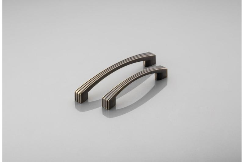 Tirador Zamak VASTO C=128 mm latón cepillado antiguo 1208966227