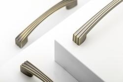 Tirador Zamak VASTO C=96 mm latón cepillado antiguo 1208966228