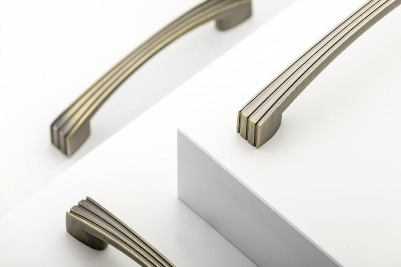 Tirador Zamak VASTO C=96 mm latón cepillado antiguo 1208966228