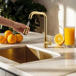 Grifo de cocina Pure.Sink Elite Steel Crystal-S con acabado PVD en oro cepillado y caño extraíble PS8050-60
