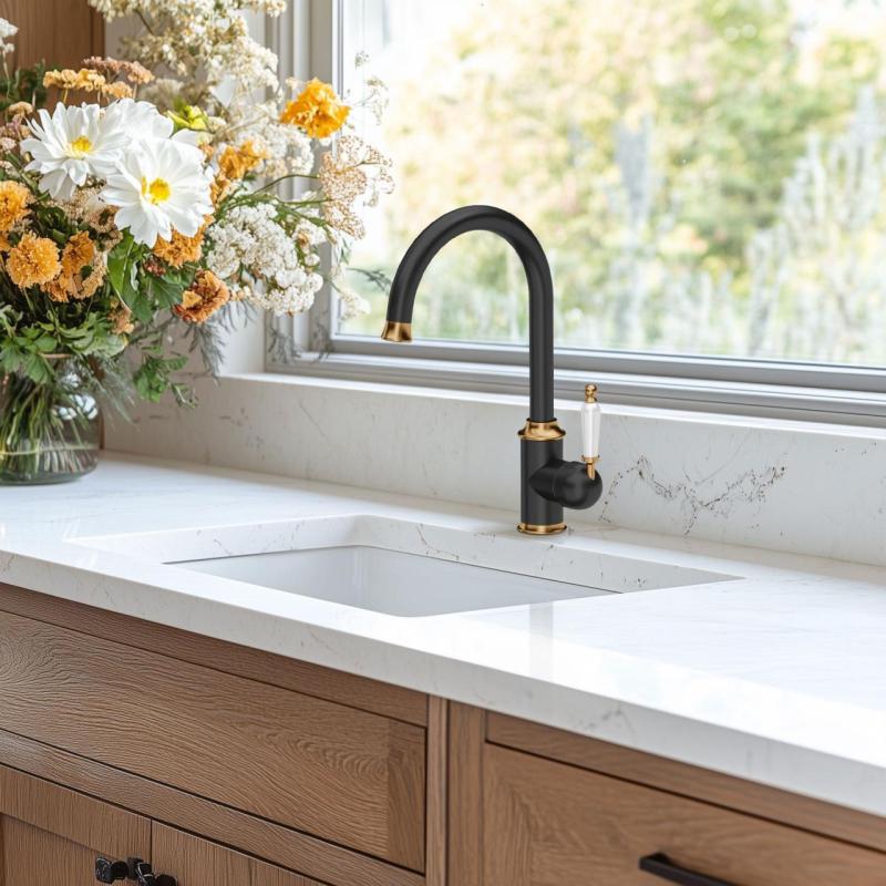 Quadri Worksop Clásico Nostálgico Grifo de Cocina Negro con Acabado Dorado en PVD y Manija de Cerámica 1208967725