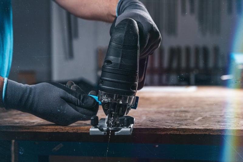 HÖGERT sierra de calar a batería, 18V, mango antivibración - sin batería.