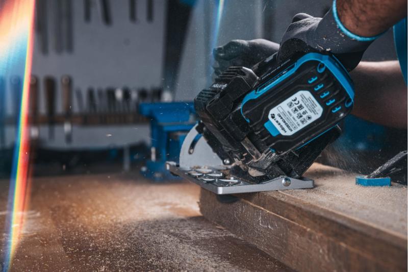 HÖGERT sierra circular a batería, 18V, sin batería, conexión para aspiradora.