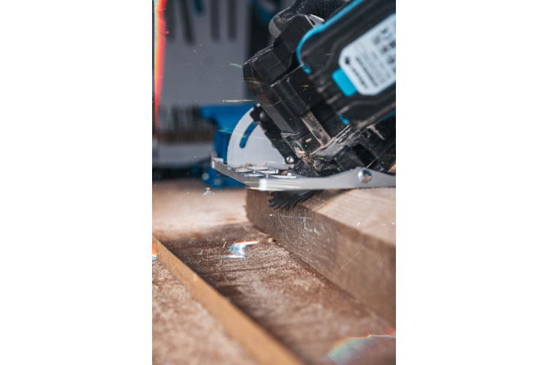 HÖGERT sierra circular a batería, 18V, sin batería, conexión para aspiradora.