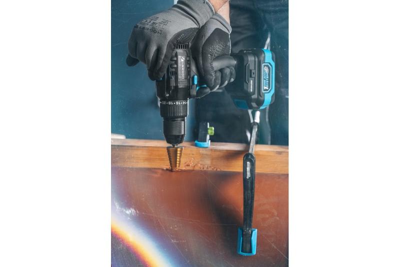 HÖGERT accuset de destornillador sin escobillas, 18V, con portapuntas, cargador y batería.