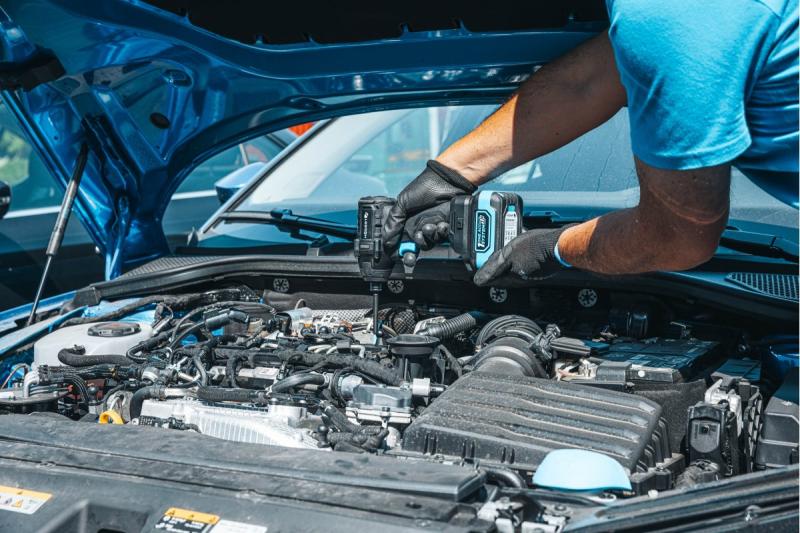 HÖGERT Plancha inalámbrica sin escobillas 18V, conjunto con batería, cargador y accesorios