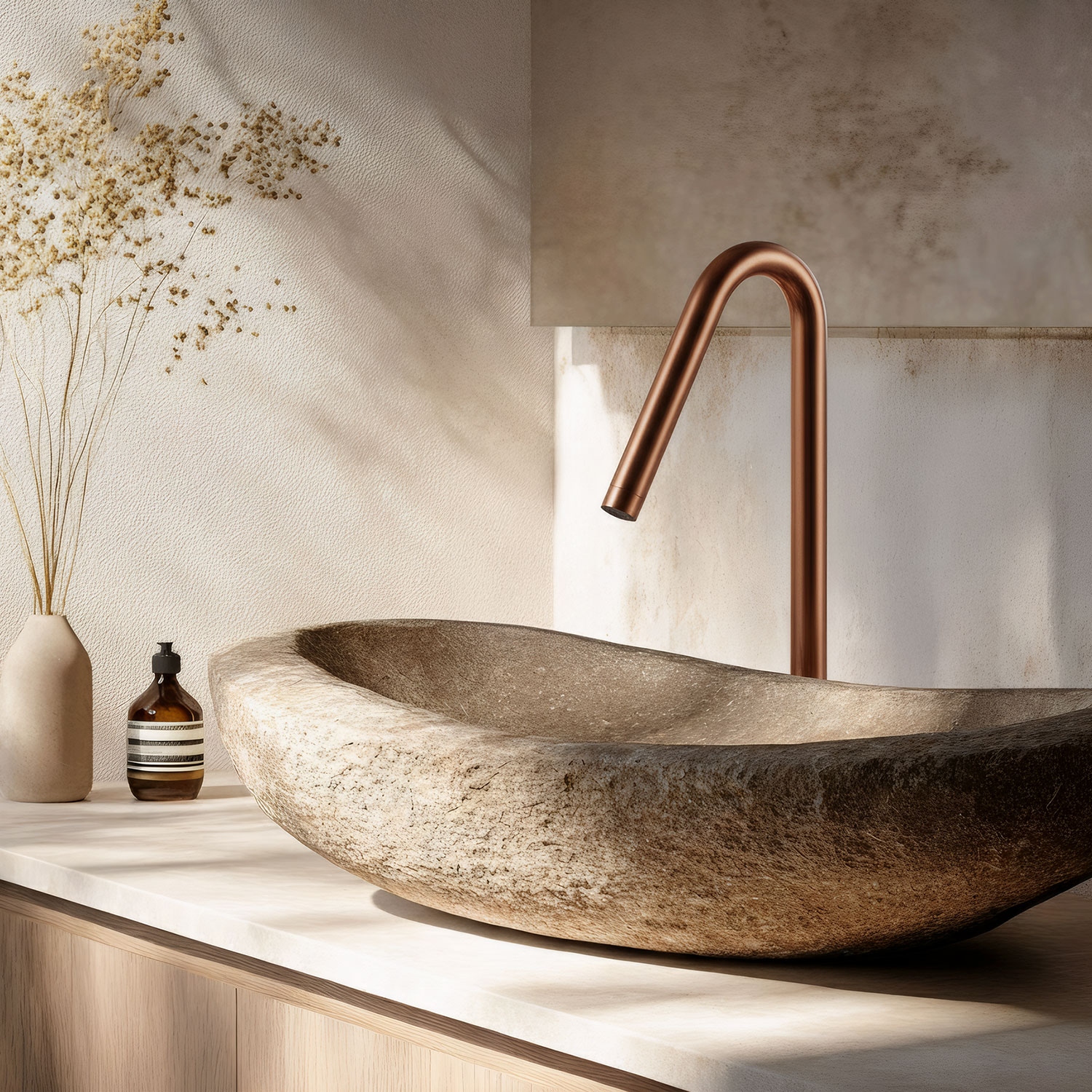 7 maneras en que los tonos metálicos cálidos realzan un tocador básico para el baño